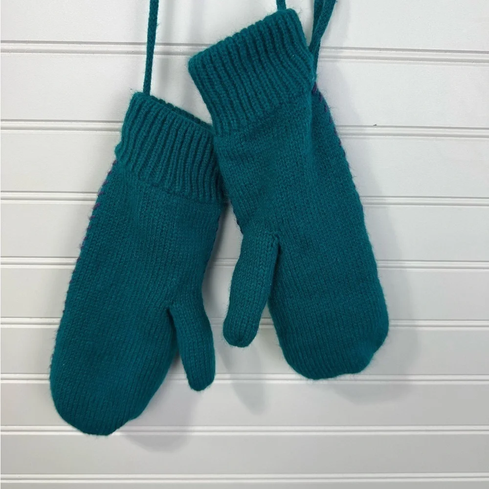 Women’s knit turquoise floral mittens.